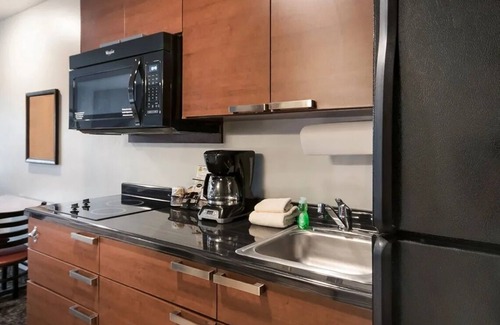 Bozeman Hotel | Scenic Green Mountain Views in a Comfy, Room with Kitchen | Free Parking