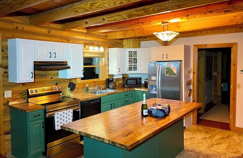 Graysville Cabin | Scenic Log Cabin on 12 Acres: hot tub, jacuzzi, and fireplace, NEWLY RENOVATED