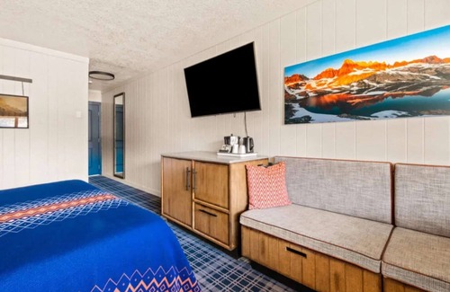 Mammoth Lakes Hotel | Scenic Mountain Escape Room Near Sherwin Lakes Trails, Perfect for Pet Owners