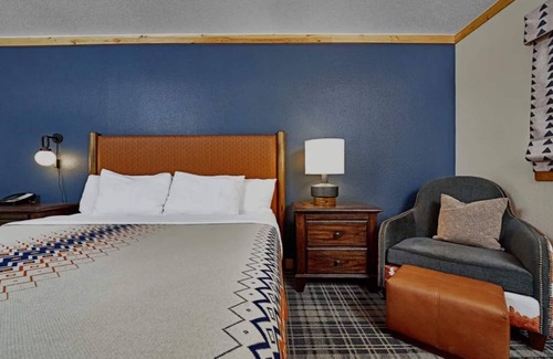 Mammoth Lakes Hotel | Scenic Mountain Escape Room Near Sherwin Lakes Trails, Perfect for Pet Owners