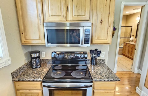 Indian Point Cabin | Scenic Mountain Log Cabin by Silver Dollar City & Table Rock Lake!