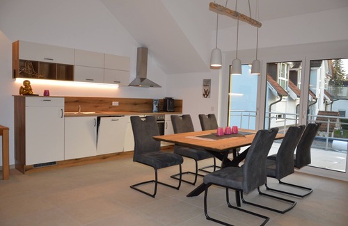 Singen Apartment | Schöne Grosse Ferienwohnung 67qm mit Grossem Balkon, 2 Schlafzimmern 4 Pers