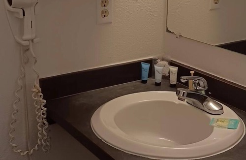 Washburn Hotel | Scotwood Motel By OYO Washburn Nd