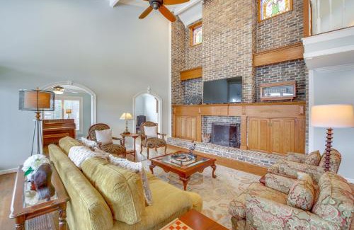 Jones Mills Villa | Screened-In Porch with Views Hot Springs Getaway!