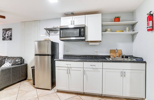 University Apartment | Screened Porch: Tampa Studio 4 Mi to Busch Gardens