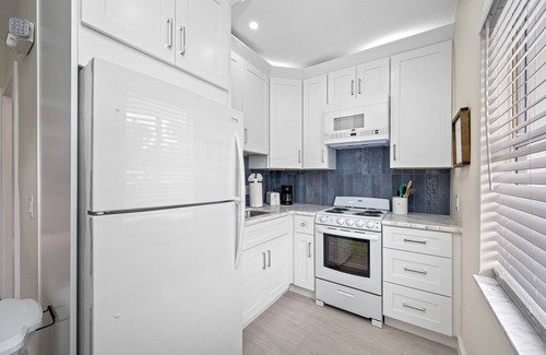 Indian Rocks Beach Condo | Sea Breeze 2 - Completely Renovated & 1 Block to the Beach!