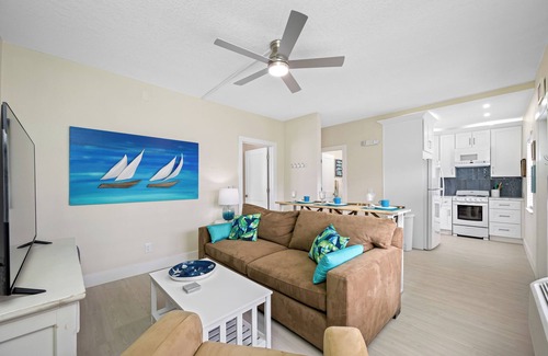 Indian Rocks Beach Condo | Sea Breeze 2 - Completely Renovated & 1 Block to the Beach!