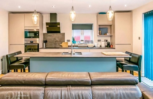 Hamworthy House | Sea Breeze - 4 bed family home near the beach in Poole Harbour