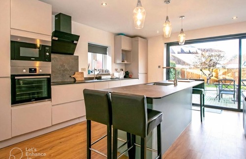 Hamworthy House | Sea Breeze - 4 bed family home near the beach in Poole Harbour