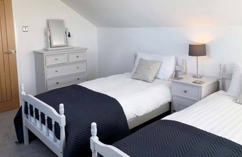 Fylingthorpe Cottage | Sea Fern Cottage - Walking Distance to the Beach!