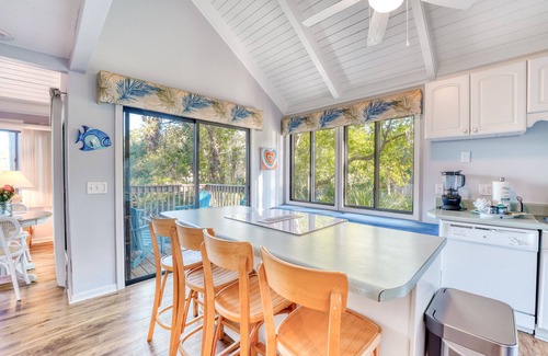 Oceanside House | Sea Pines Home - Walk to the Beach! Lagoon View + Pool