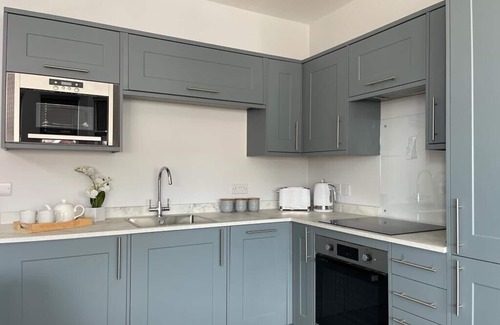 West Cliff Apartment | Sea View 2-Bed Family Apt w/Free Gym & Parking