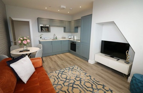 West Cliff Apartment | Sea View 2-Bed Family Apt w/Free Gym & Parking