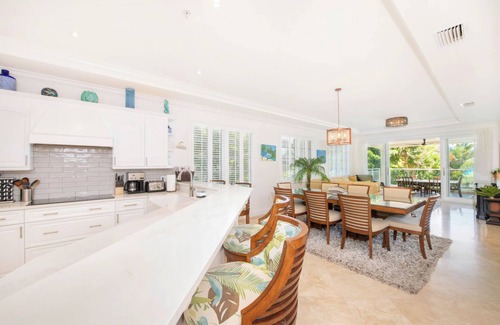 Seven Mile Beach Condo | SeaBreeze #3: Luxe 7 Mile Beach Condo w/Pool, Jacuzzi + Pristine Beach