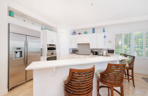 Seven Mile Beach Condo | SeaBreeze #3: Luxe 7 Mile Beach Condo w/Pool, Jacuzzi + Pristine Beach