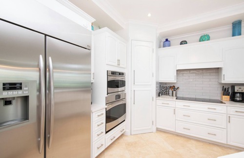 Seven Mile Beach Condo | SeaBreeze #3: Luxe 7 Mile Beach Condo w/Pool, Jacuzzi + Pristine Beach