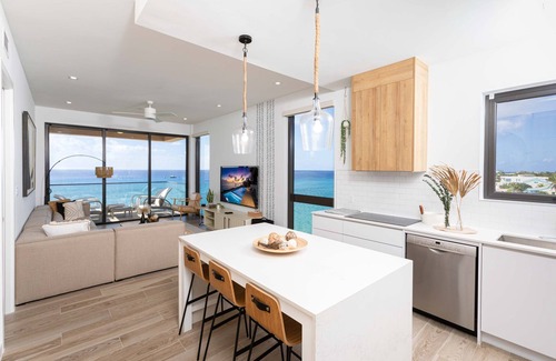 Northwest Point Condo | SeaDreams #8: Oceanfront Condos Near West Bay Beach w/Jacuzzi, Pool + Rooftop Lounge