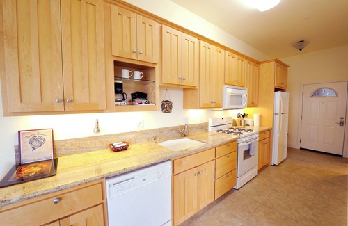 Shelter Cove Condo | Seagull by OceanviewHotTubs Oceanfront Tesla charging Oceanfront Shelter Cove