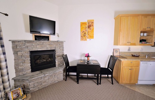 Shelter Cove Condo | Seagull by OceanviewHotTubs Oceanfront Tesla charging Oceanfront Shelter Cove