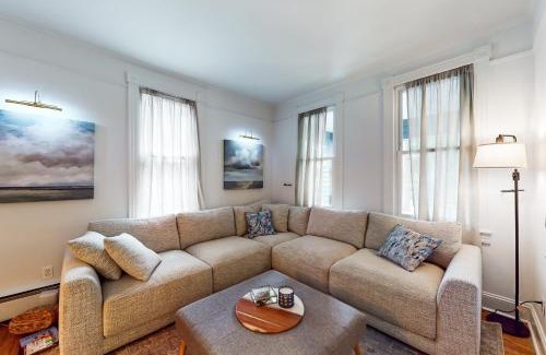 Murray Hill House | Seas The Bay