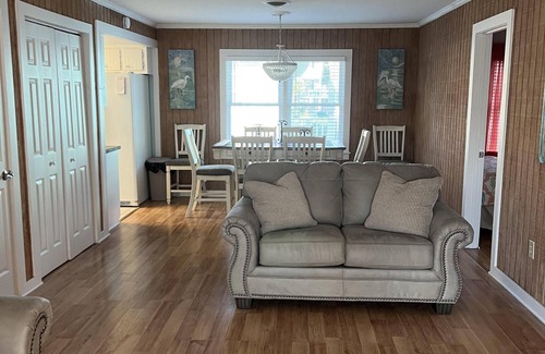 Garden City Cottage | Seas The Waves