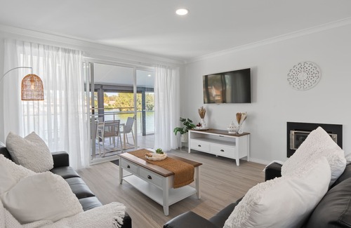 South Yunderup House | Seashells Lake House, with Sensational Hot Tub