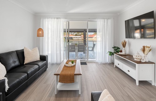 South Yunderup House | Seashells Lake House, with Sensational Hot Tub