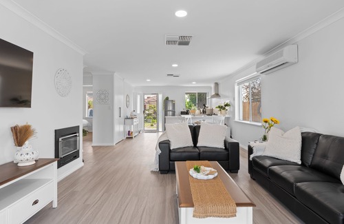 South Yunderup House | Seashells Lake House, with Sensational Hot Tub