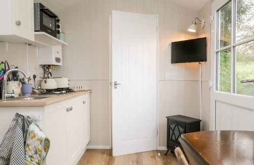 Newton in Furness Cottage | SEASHORE SHEPHERDS HUT @ MOAT FARM, with a garden in Ulverston