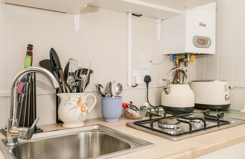 Newton in Furness Cottage | SEASHORE SHEPHERDS HUT @ MOAT FARM, with a garden in Ulverston