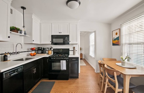 Beach Barber Tract House | Seaside 1BR Steps to Windansea Beach & Peek Views