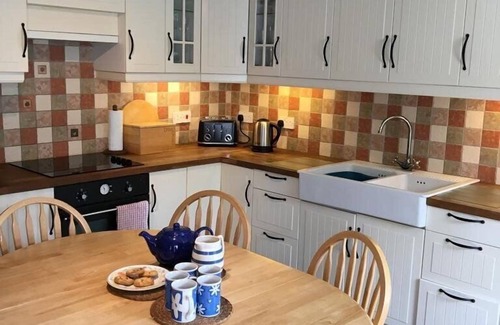Llangranog House | Seaside Bliss in Llangrannog: Charming Cottage, 10 Mins from Beach, Sleeps 8, Dog-Friendly