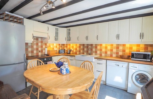 Llangranog House | Seaside Bliss in Llangrannog: Charming Cottage, 10 Mins from Beach, Sleeps 8, Dog-Friendly