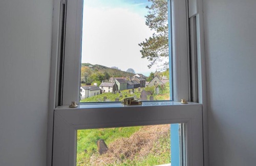 Llangranog House | Seaside Bliss in Llangrannog: Charming Cottage, 10 Mins from Beach, Sleeps 8, Dog-Friendly