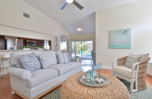 Palma Sola House | Seaside Memories - 10 minutes to the beach, lake view, pool, A/C gaming room