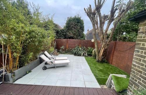 Leigh-on-Sea Apartment | Seaside private garden