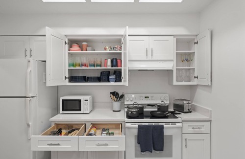 Jacksonville Beach House | Seaside Retreat: Short walk to Beach, Dining & Shops! Fenced Yard, outdoor space