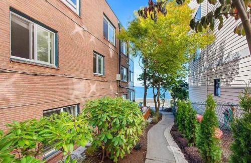 Alki Apartment | Seaside Serenity 1-BR Apt with peek-a-boo sound views