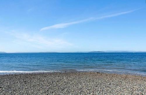Alki Apartment | Seaside Serenity 1-BR Apt with peek-a-boo sound views