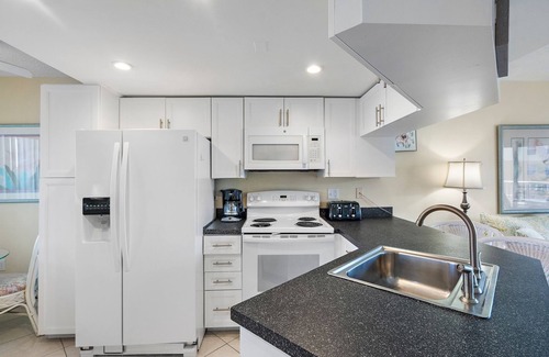 St. Pete Beach Condo | Seaside Serenity: Modern Comforts/Prime Location