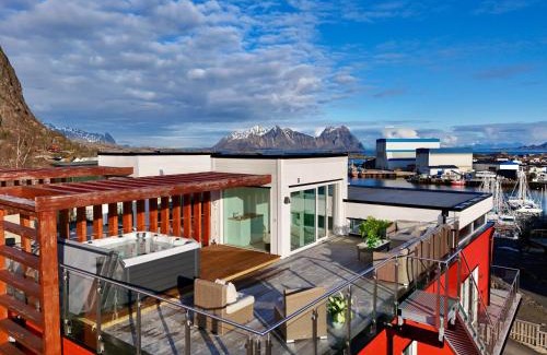 Svolvaer House | Seaview and private roof top terrace with jacuzzi in Lofoten