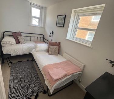 Worthing Apartment | Seaview flat with balcony, spacious 2 bedroom