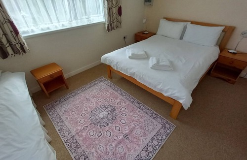 Goodwick Cabin | Secluded 2 Bed Lodge in coastal village Goodwick