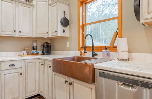 Draper Cabin | Secluded 5 BR Modern Cabin, 120 acres. New River Trail, Claytor Lake, VA tech
