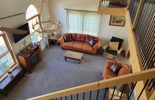 Licking House | Secluded 6-bedroom housenWiFi & AC~Jetted tubnHiking trail~Manicured acreage