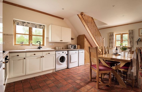 Leadenham House | Secluded barn sleeps up to seven in rural Lincolnshire. Private parking.