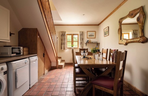 Leadenham House | Secluded barn sleeps up to seven in rural Lincolnshire. Private parking.