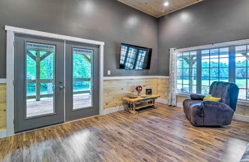 Jetson House | Secluded Brownsville Cabin with Deck and Fire Pit