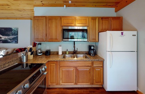 Logan Cabin | Secluded Cabin Getaway in Hocking Hills with Hot Tub Old Man's Cave Ash Cave