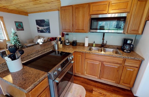 Logan Cabin | Secluded Cabin Getaway in Hocking Hills with Hot Tub Old Man's Cave Ash Cave